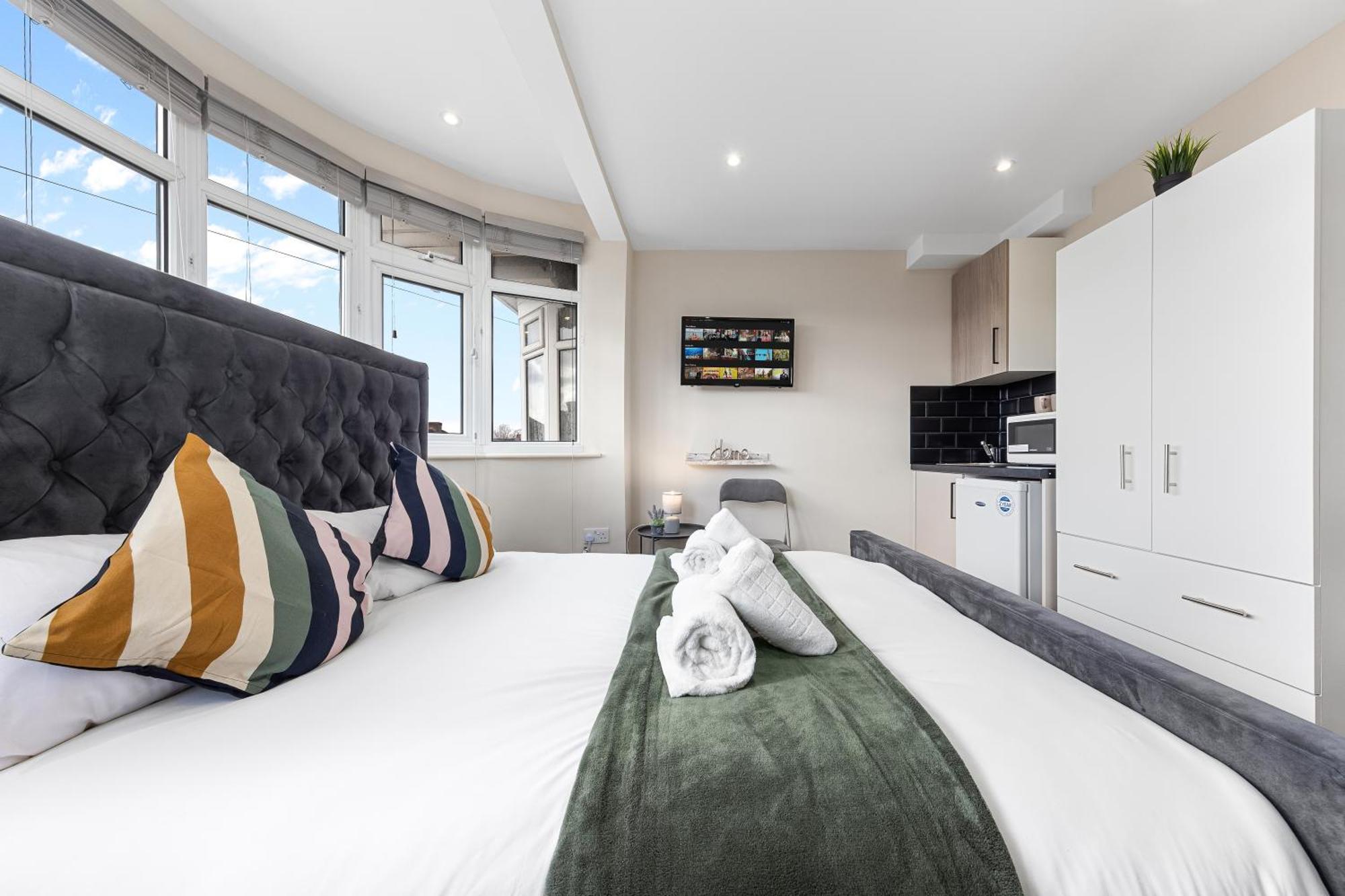 Serviced Ensuite Modern Studio - Sleeps 2 - Near Wembley Stadium - Good Transport Link To Central London - Harrow Ha3 Hatch End Zewnętrze zdjęcie
